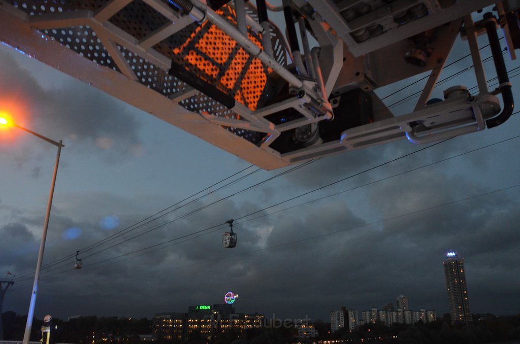 Einsatz BF Hoehenretter Koelner Seilbahn Hoehe Zoobruecke P2271.JPG